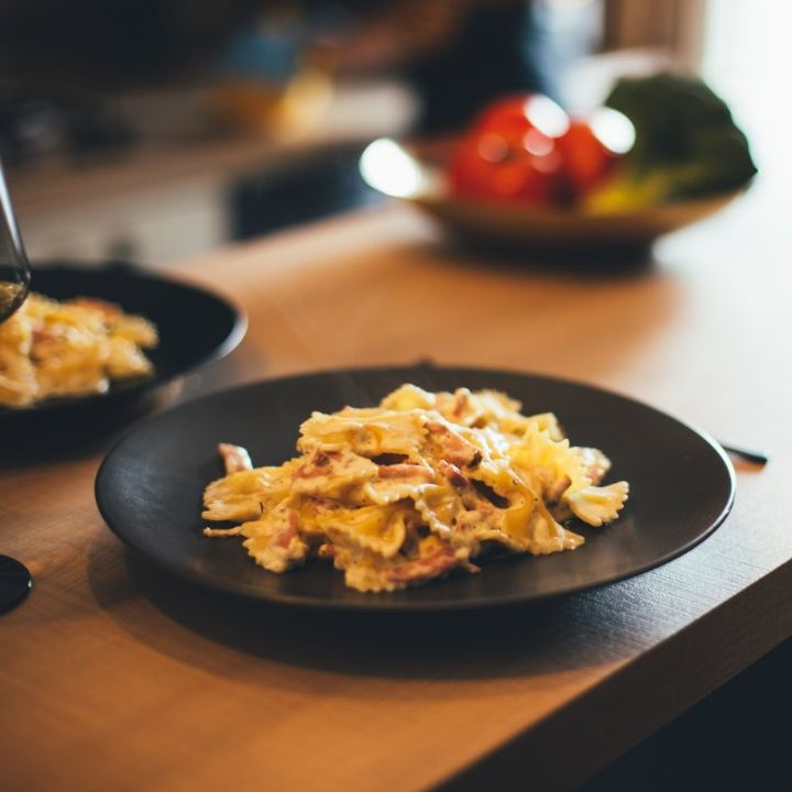 plato de lazos de pasta